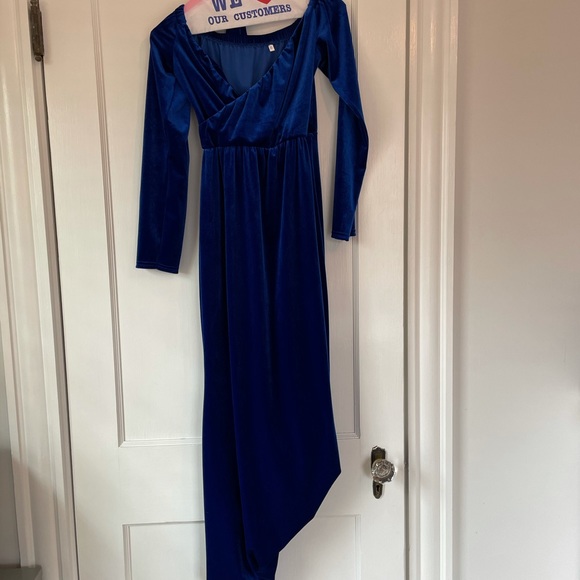 Velvet maternity off shoulder gown with train - Picture 3 of 9